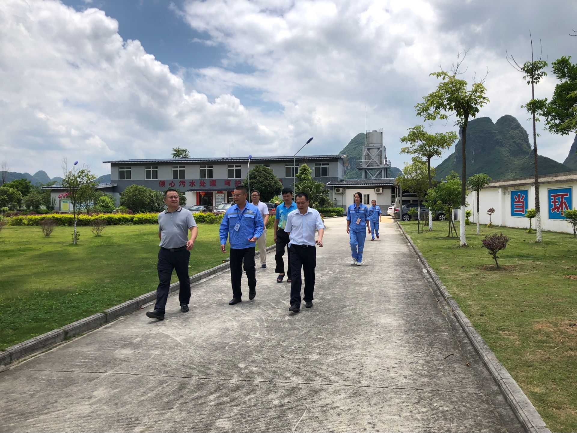 20180619河池市副市長(zhǎng)鐘洪（左一）、羅城縣副縣長(zhǎng)覃周民（右一）蒞臨羅城污水處理廠檢查指導(dǎo)工作.jpg